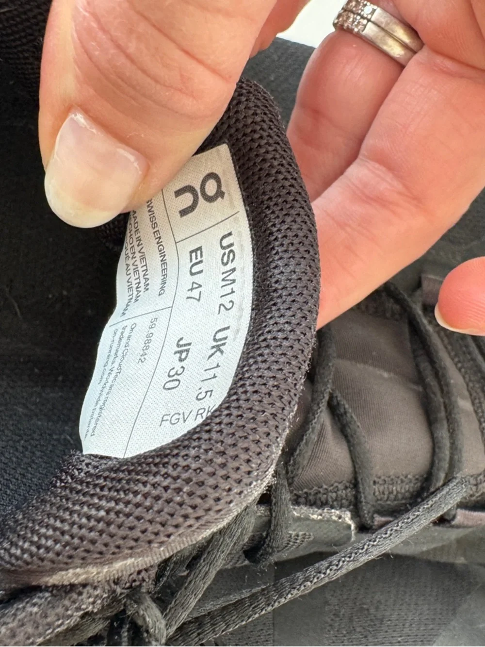 On Cloud 6 Black Running Sneakers - Picture 6 of 7